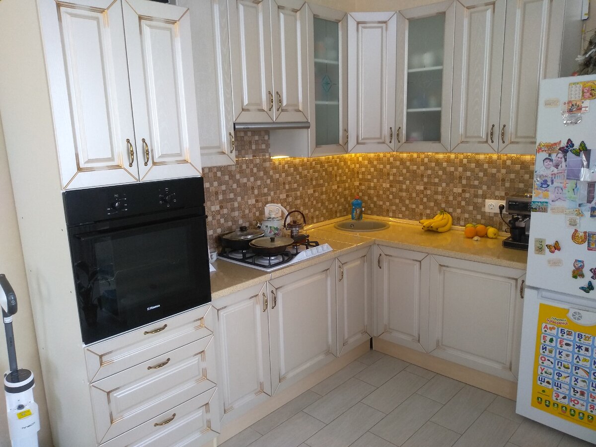 Наш кухонный гарнитур. Фото сделано со стороны обеденного стола. @ Горбунов Сергей