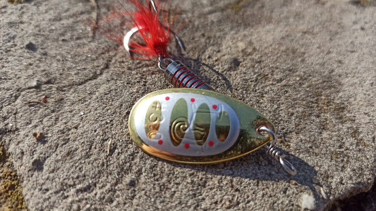 Блесна Lucky John Bonnie Blade - яркий представитель блёсен-вращалок