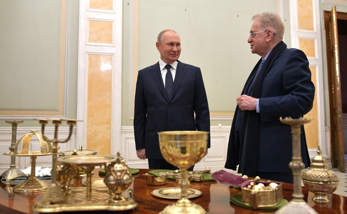 Передача на хранение в Государственный Эрмитаж уникальных экспонатов, созданных по заказу императора Александра II. Фото: пресс-служба Кремля