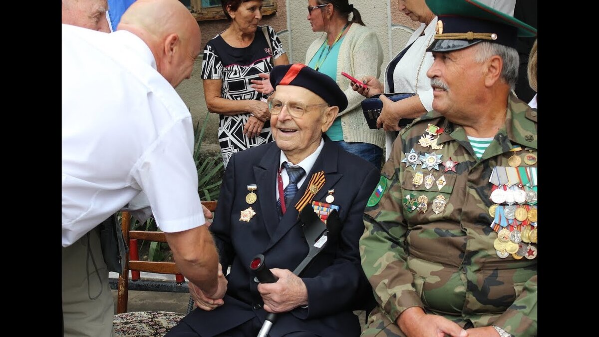 Директор народного музея Ичкинского партизанского отряда - Николай Иванович  Олейников ( на фото в центре)