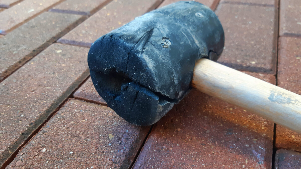 Резиновый молоток, которым я вбивал камни в песок развалился почти в самом начале. И до самого конца работы он держался на саморезах.