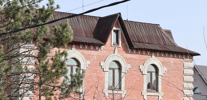 Дом с кирпичной отделкой. Южный фасад. 