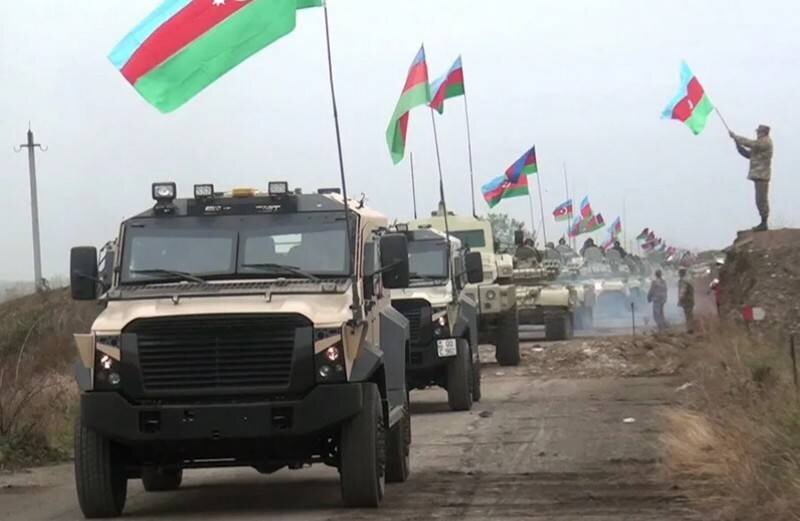 В отношениях Армении и Азербайджана появился новый участок раздора  в Сюникской области Армении. В Сюникскую область зашли азербайджанские военные. Армяне не сопротивляются. Ереван ждет от союзников по ОДКБ активных действий. То есть, зовут на войну Россию. В понедельник, 17 мая, и.о. премьер-министра Армении Никол Пашинян заявил, что решения проблемы пока нет, ситуация остается напряженной. В тот же день его слова фактически опроверг глава МИД России Сергей Лавров — по его словам, нет «никаких причин для того, чтобы нагнетать эмоции». Президент Азербайджана Ильхам Алиев в понедельник заявил, что обращение Армении в ОДКБ является не чем иным, как безосновательной попыткой интернационализировать вопрос. «На границе нет никакого столкновения, ситуация стабильна, переговоры продолжаются», — сказал Алиев. Азербайджанские военные остаются на спорной территории. Оспариваемый сторонами район Сюникской области, полоса земли и несколько высот вокруг Черного озера, более 25 лет — после победы Армении в первой Карабахской войне — граничил с армянской частью Нагорного Карабаха. Поэтому азербайджанские военные 12 мая беспрепятственно вошли на эту территорию, которую Ереван считает своей, а Азербайджан - своей.  Армения не создала на этой полосе пограничную оборонную инфраструктуру. На место приехал командующий российской миротворческой миссией в Карабахе Рустам Мурадов — договорились о том, чтобы азербайджанские войска отошли на исходные позиции.  Часть азербайджанских военных покинула район. Азербайджанская сторона  назвала произошедшее недоразумением так как  отсутствуют границы, которая была бы делимитирована и демаркирована. Лавров  предложил посредничество России в будущем определении границ. Армянского пограничного  поста на этом участке не было. Сейчас Пашинян называет инцидент «посягательством на суверенную территорию Армении». Ереван обратился в ОДКБ и снова запросил по двустороннему договору от 1997 года военную помощь у России, попутно разжигая антироссийские настроения. В общем, армяне воевать не будут, и у них всё ещё теплится  надежда, что за независимую  Армению будет воевать Россия. Москва не занимает чью-либо сторону в этом конфликте и публично не признает территорию, на которую зашли азербайджанские военные, армянской ... и наоборот. Участок границы, на котором произошел конфликт, — спорный, так как «еще со времен СССР» он не был делимитирован. То, что сейчас происходит на новой границе Армении и Азербайджана, Москва расценивает не как нападение, «тем более что оружие не использовалось», а как «рутинный пограничный инцидент, возникший из-за международно-правовой неурегулированности линии прохождения границы» В Армении сейчас в самом разгаре парламентская кампания — досрочные выборы пройдут уже через месяц, 20 июня.  Точки соприкосновения, вероятно,  есть. А Пашинян своими заявлениями, информационной волной, просто пытается заретушировать договоренности, которые были достигнуты и за которые его могут в чем-то обвинить. Если намерения США не лживые, то они звучат утешительно для Армении и Азербайджана: Советник президента США Джо Байдена по национальной безопасности Джейк Салливан призвал Азербайджан и Армению провести дискуссии по демаркации общей границы. Отмечается, что американская сторона выразила «приверженность миру, безопасности и процветанию Южного Кавказа». (Выбрала из интернета, где всё объясняется долго, противоречиво и нудно, а волнение обычное: как бы чего не вышло. А европейское сообщество во главе  с США жаждет Россию втянуть в военный конфликт в Закавказье - в регионе, который сейчас больше похож на серпинтарий, где разожгли костёр.)