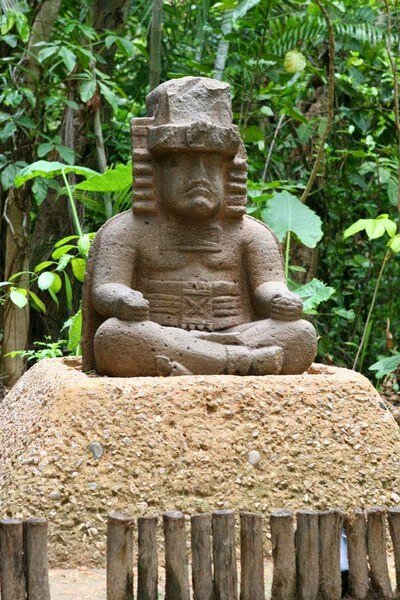 Статуя жреца. Ольмеки. Мексика.