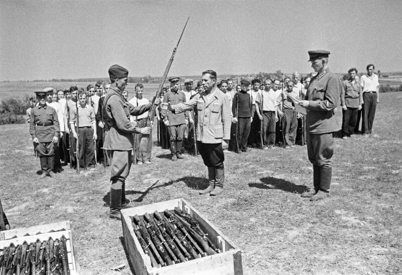 Московские ополченцы получают оружие, 1941 год. Фотография: Аркадий Шайхет