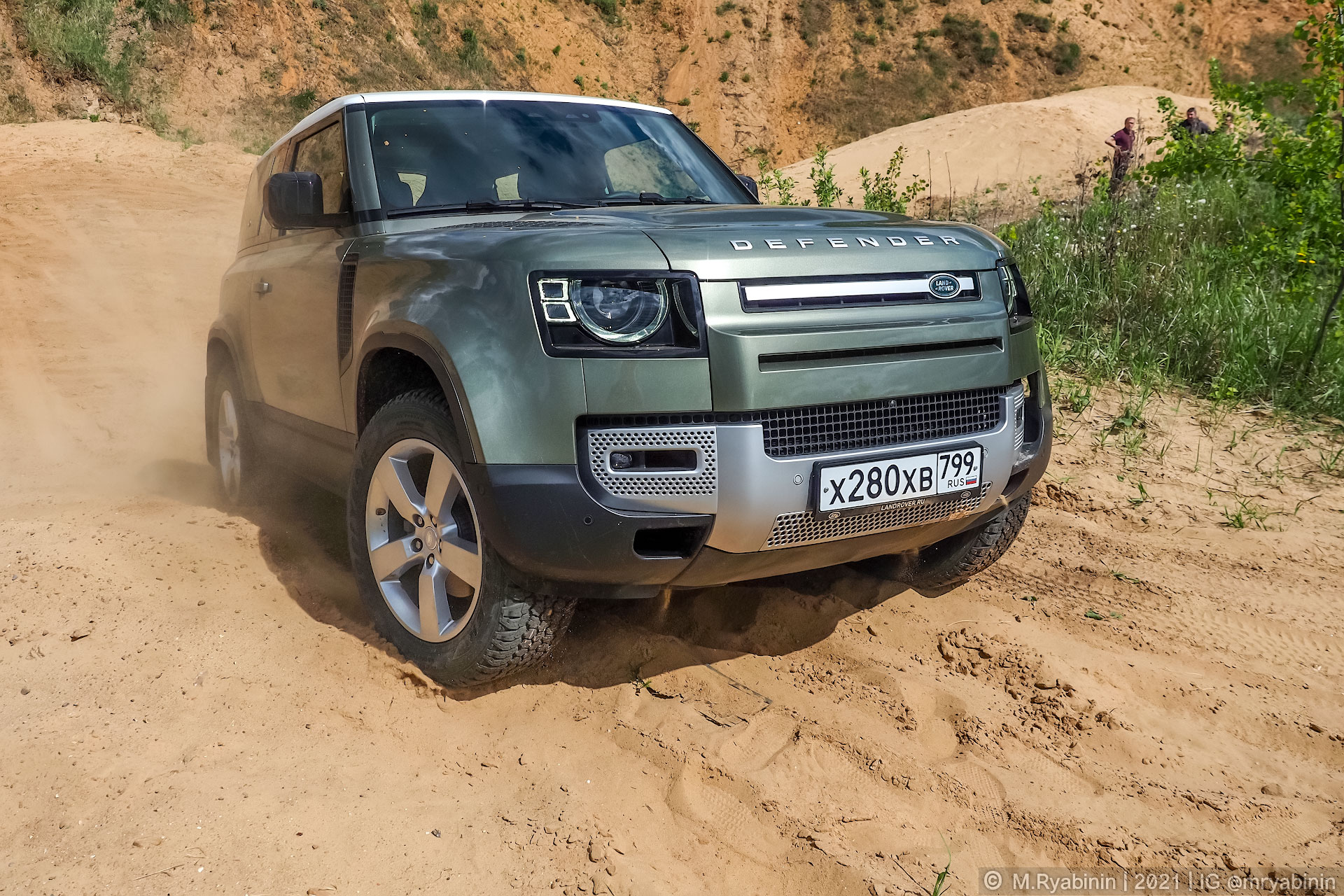 У меня короткий – это звучит гордо! Тест нового Land Rover Defender 902