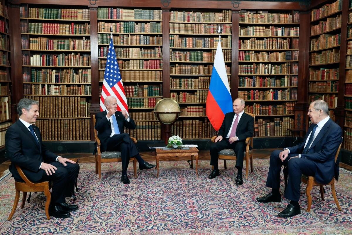 Президент РФ Владимир Путин и президент США Джо Байден (второй слева) во время встречи в Женеве на вилле Ла Гранж. Справа - министр иностранных дел РФ Сергей Лавров. Слева - госсекретарь США Энтони Блинкен Михаил Метцель/РИА Новости