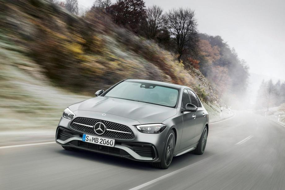 Mercedes W206 C-Class будет предлагаться исключительно с четырехцилиндровыми двигателями, чтобы соответствовать требованиям по выбросам и повысить эффективность упаковки. Фото: Daimler AG