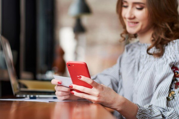 Бумажные визитки могут потеряться, а SMS останется в памяти смартфона