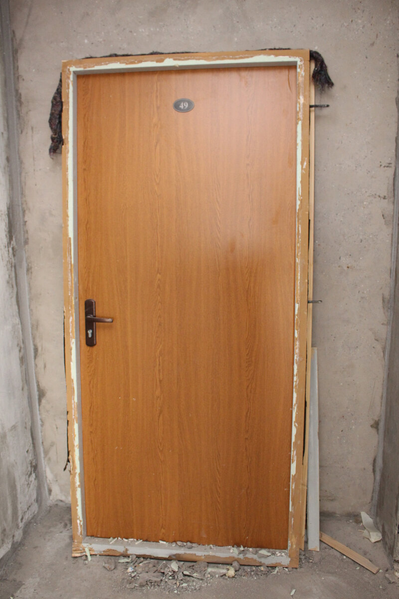 Старые входные двери в квартире. Советские деревянные двери. Старая квартирная дверь. Дверь входная металлическая Старая. Старая входная дверь в квартиру.