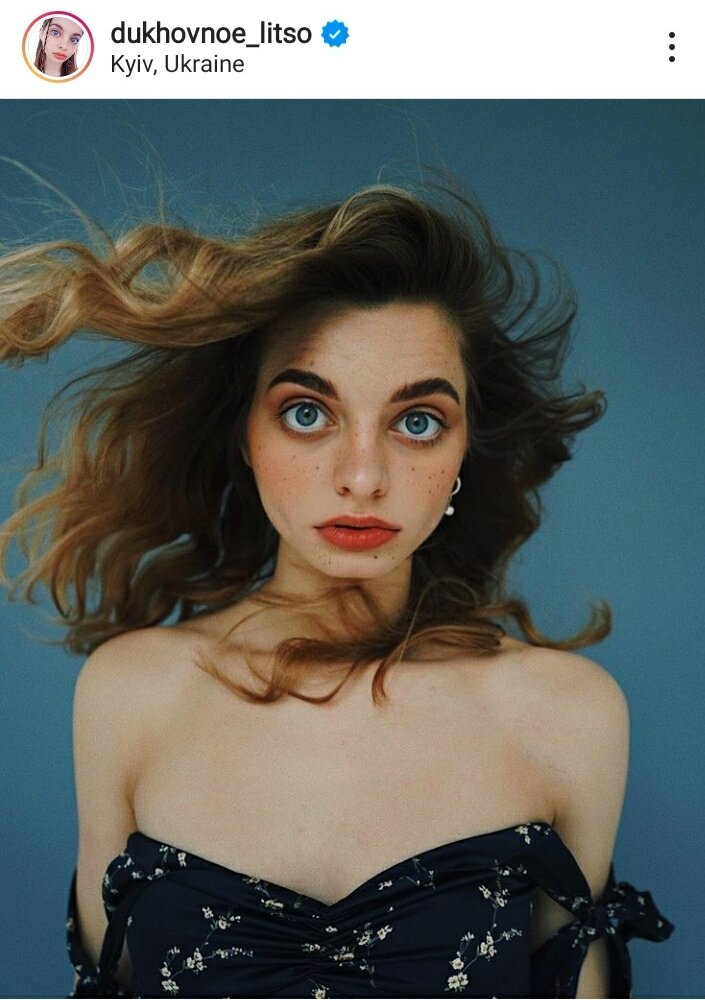 Вот у девушки большие глаза и необычное лицо, но на куколку не смахивает