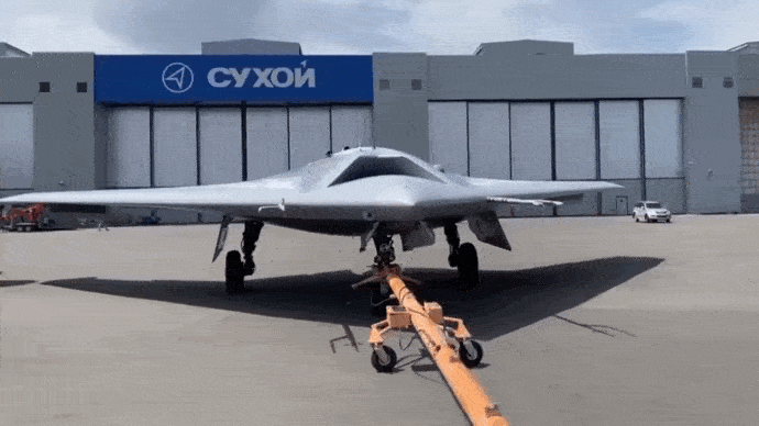 Тяжелый ударный БПЛА С-70 "Охотник" (GIF видео).