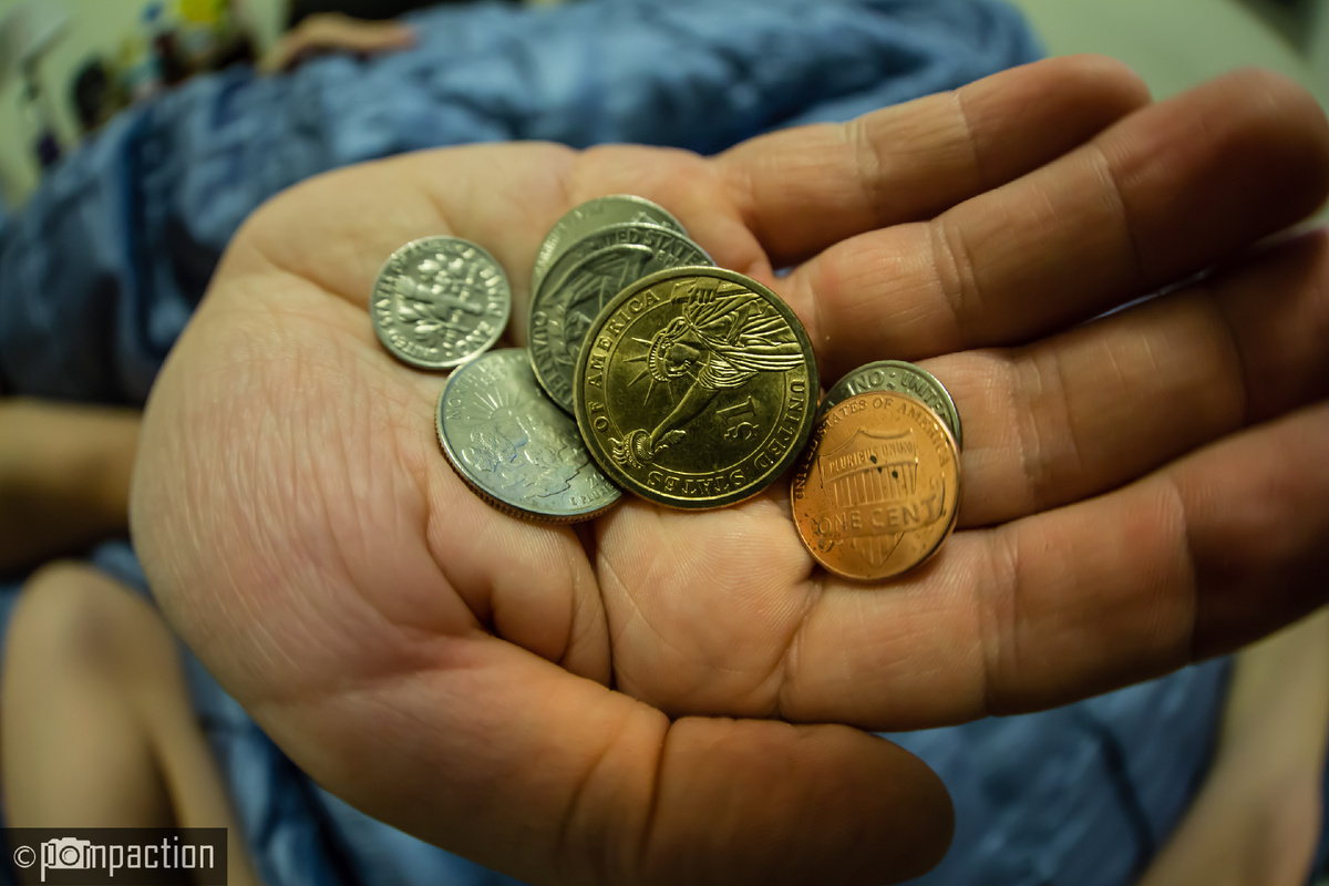 Монетки. Разменяли, чтобы опустить их в аппарат по продаже билетов в метро