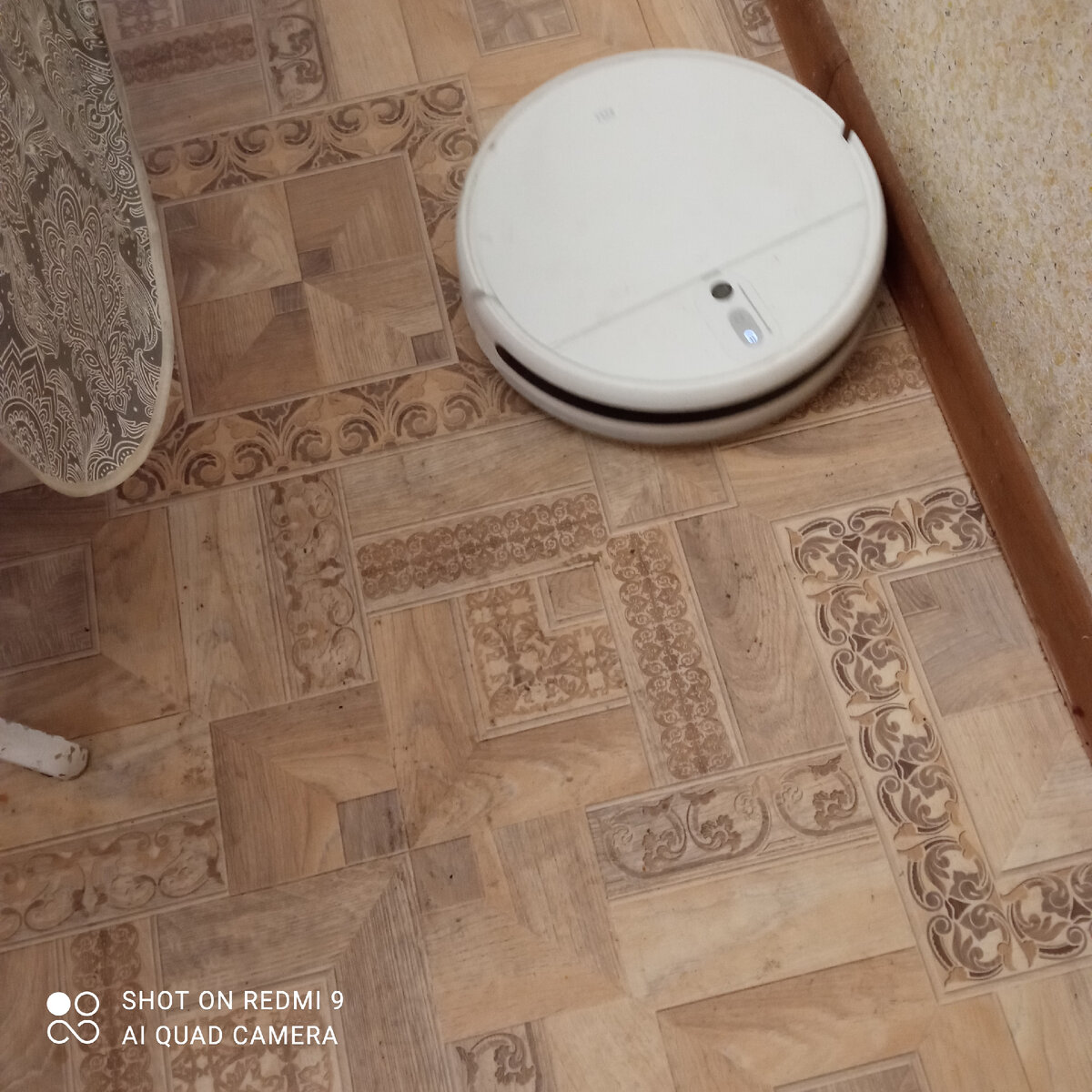 Трудится робот.