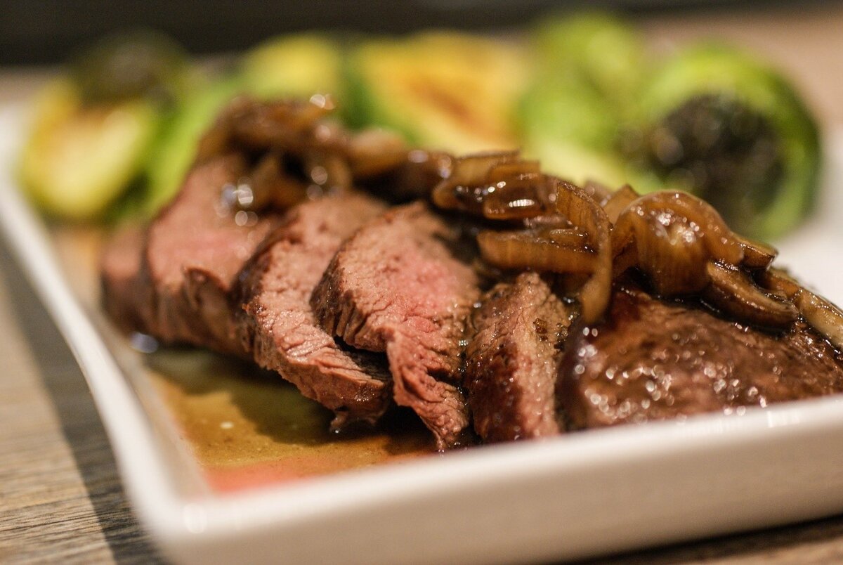 Бифштекс охотничий из мяса кабана с белыми грибами. Время приготовления:  60 минут. Количество порций: 4-5