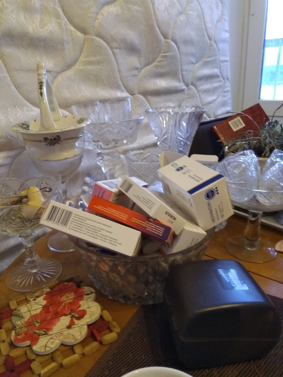 Фото автора. Кухонный стол и я на краешке мыкаюсь)