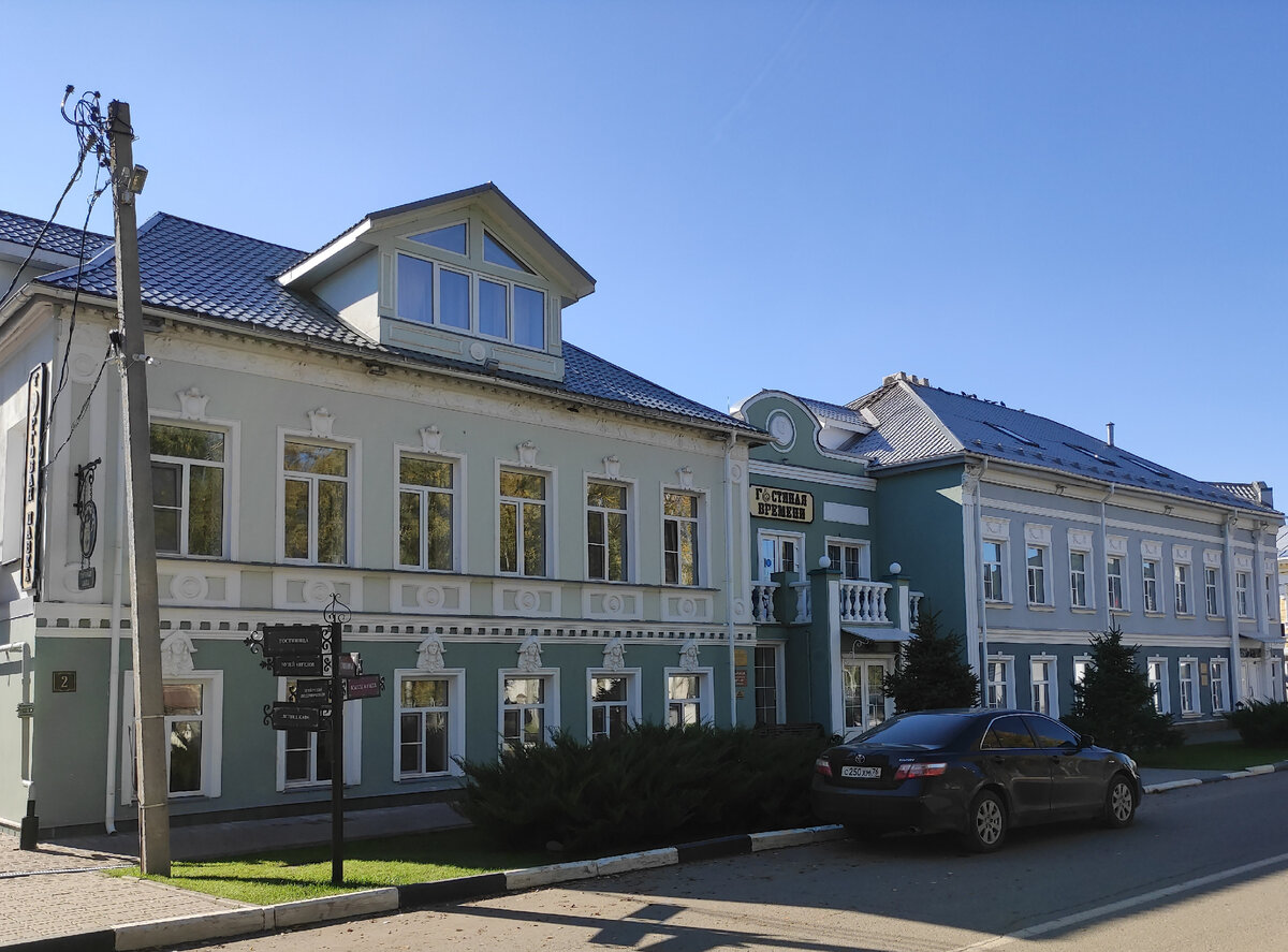 Третий корпус Гостиницы-музея "Вятское" — это восстановленное на месте утраченного в советское время здание, оформленное в традиционном стиле архитектуры XIX века. Листайте