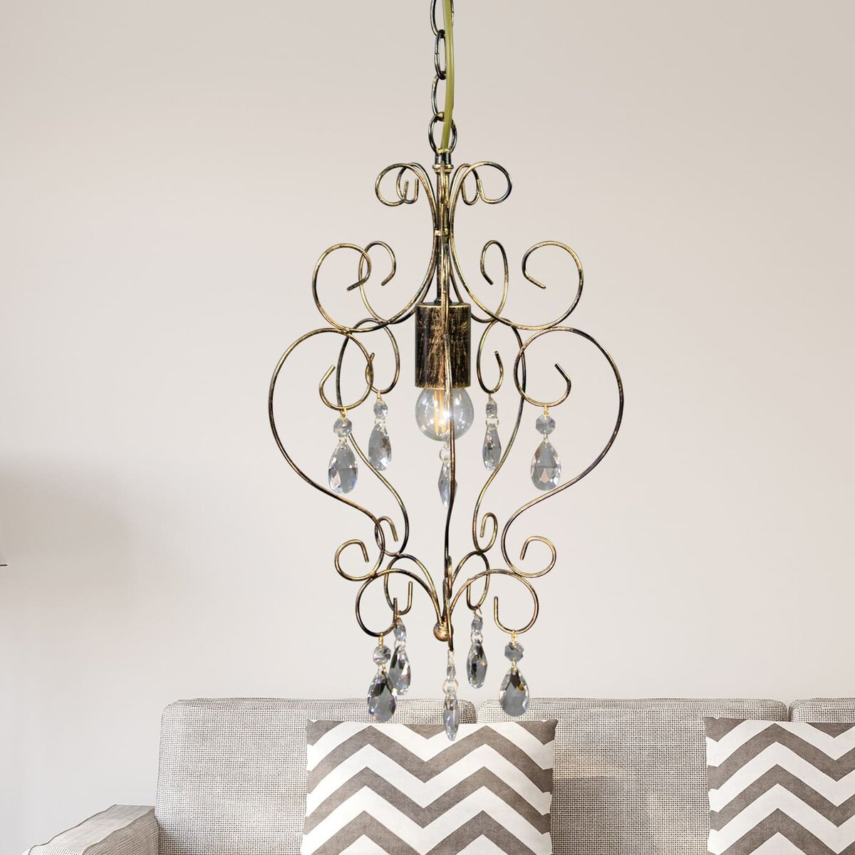 Хрустальные люстры российского производства широко представлены в интернет-магазине люстр российского производителя светильников ПЕТРАСВЕТ, у нас вы сможете найти оригинальные дизайны и разные ценовые диапазоны.