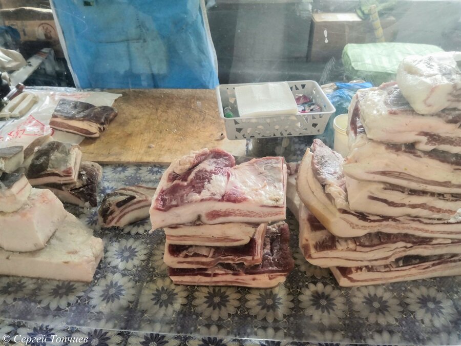 Сало на прилавке ростовского рынка
