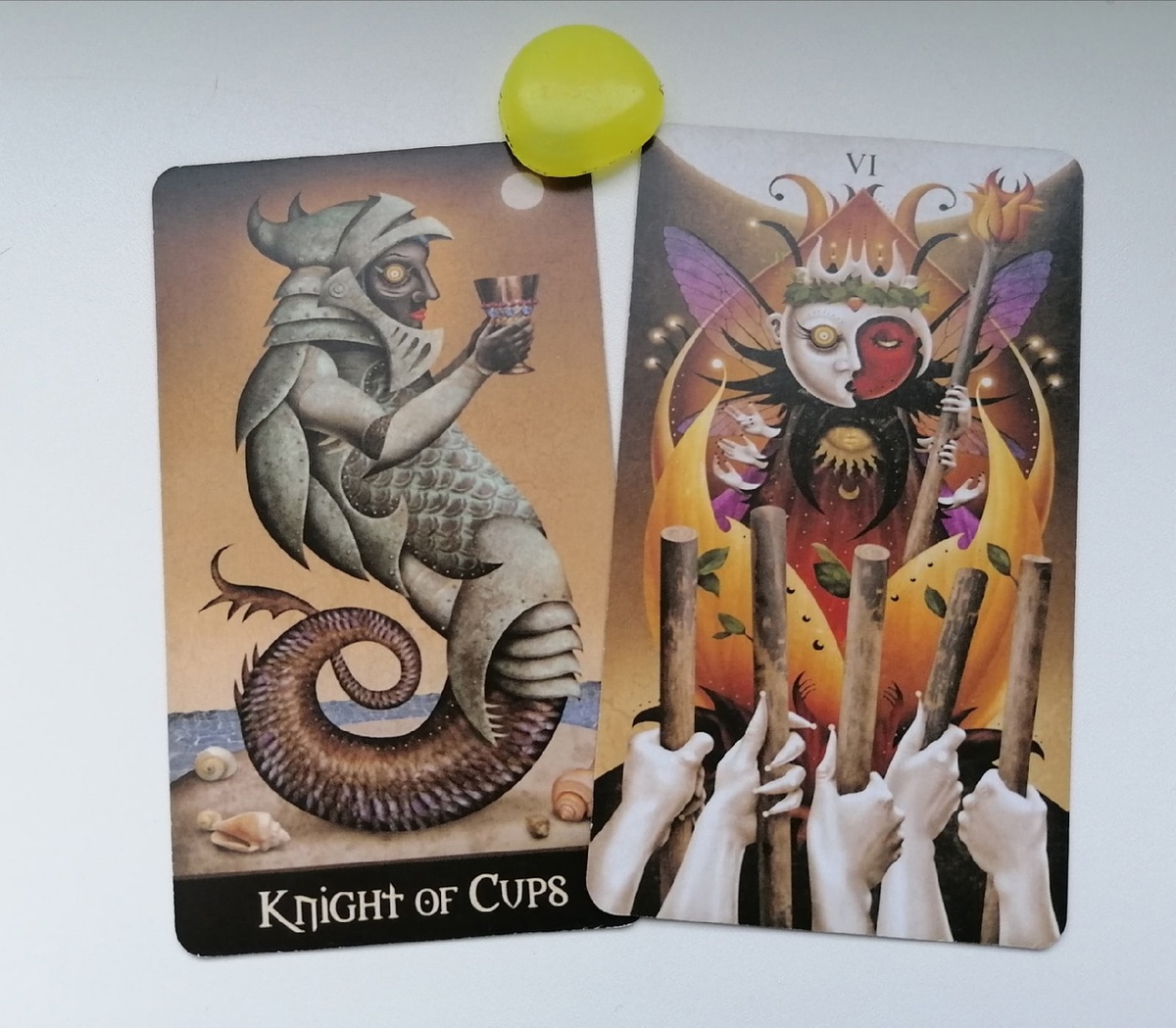 Вариант 1

Человек по жизни победитель, если есть проблемы и трудности он берёт и решает их, по большей части полагаясь только на себя. Так же в спорах скорее всего не привык уступать оппоненту, не привык сдавать свои позиции, даже если понимает, что ситуация уже становится абсурдной. Иногда об этом человеке складывается впечатление, что где-то у него есть вечная мощная батарейка, ибо бывает уж слишком энергичным.

Напрямую вас этот человек не обманывал. Если он иногда выпивает, мог в компании друзей говорить о вас, причём в положительном ключе, только не все из этих рассказов являются чистой правдой, например, переиначил историю о вас из жизни, так как ему больше нравится или приписал вам качества и заслуги, которых у вас на самом деле нет. Но так как искажает правду он в положительную сторону, дурного в этом ничего не видит.

Также здесь хорошо проигрывается ситуация, когда человек говорит не всё правду, что-то замалчивает, увиливает от ответа. Грубо лгать он не собирается, а потому если замечаете подобное поведение, можно слегка надавить, в таком случае есть большая вероятность, что он всё-таки вам что-то расскажет.  