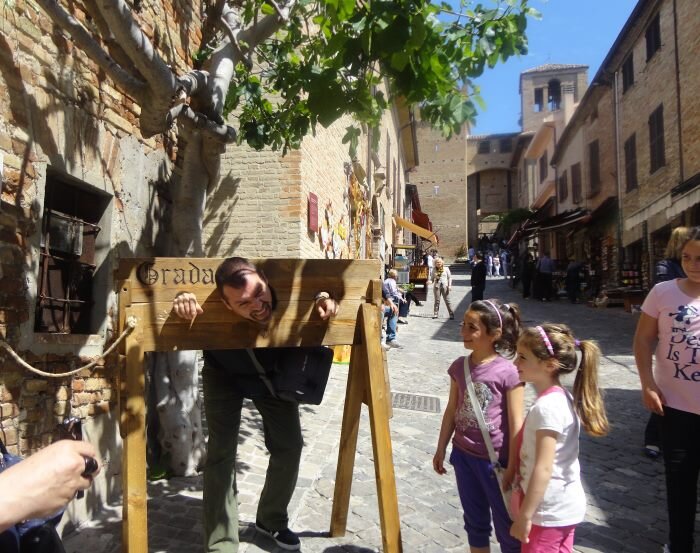 Такая вот рекламная акция музея. Хотите, можете попробовать себя в этой роли…