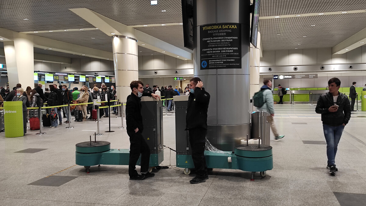Стойка упаковки багажа в аэропорту Домодедово. Фото: Кирилл Полиенко/Polienko: путешествуем вдвоём