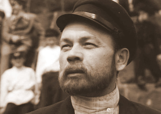 кадр из фильма «Мир хижинам, война дворцам»