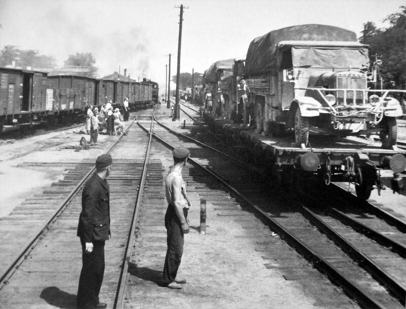 Лето 1942-го Рельсы перешиты на узкую колею, Вагоны в наличии, грузовики едут не своим ходом, а на платформе, паровозы рабочие. Все, вроде, хорошо... Но уже поздно!