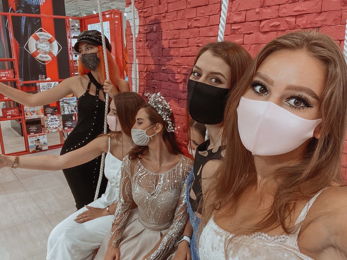 Аня и участницы конкурса красоты