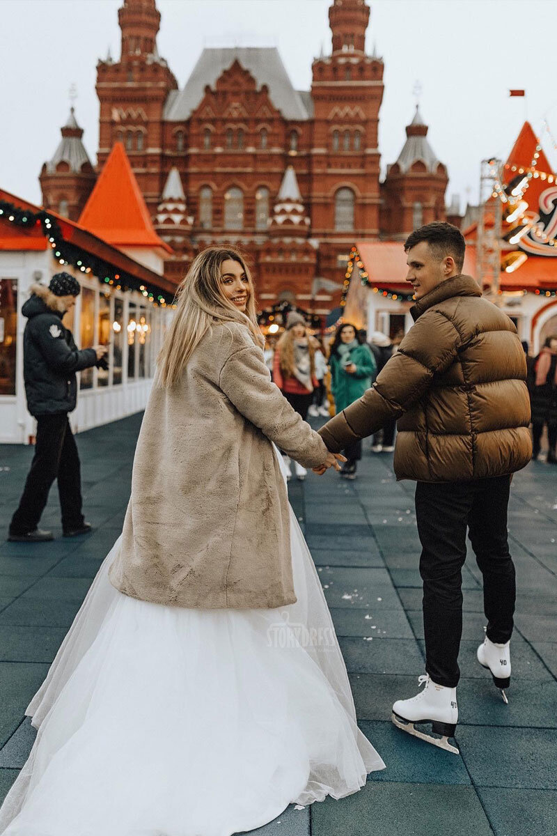 Мы решили отснять зимнюю ⛄ свадебно-романтичную фотосессию. В качестве локации выбрали один из самых красивых катков в Москве — ГУМ-каток на Красной площади.-1-2