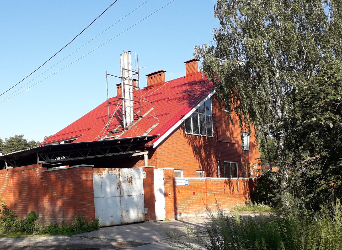 Василий Андреевич занимался строительством дома за городом на деньги тёти Ани. Фото автора.