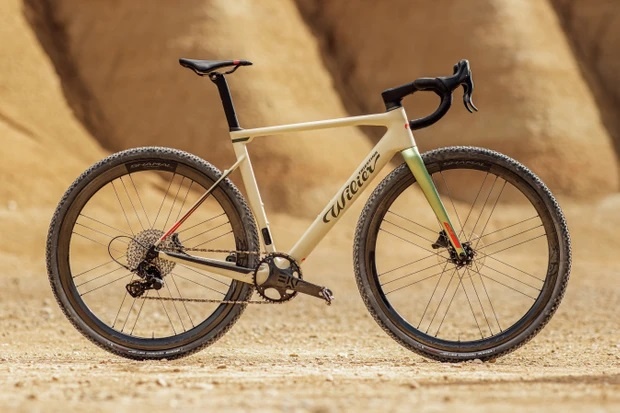 Геометрия гравийного велосипеда широко варьируется от более гоночных настроек до более раскованной компоновки. Wilier