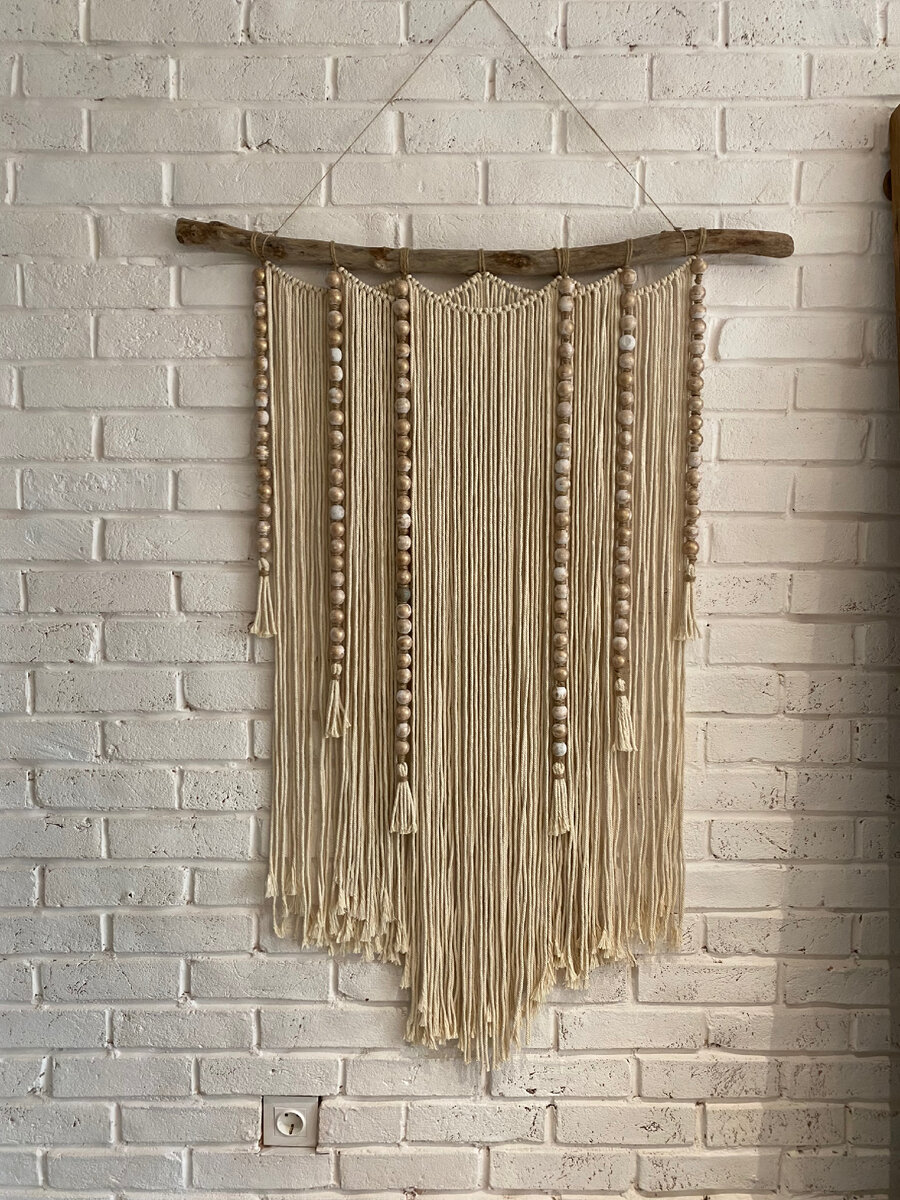 панно из хлопкового шнура с деревянными бусинами