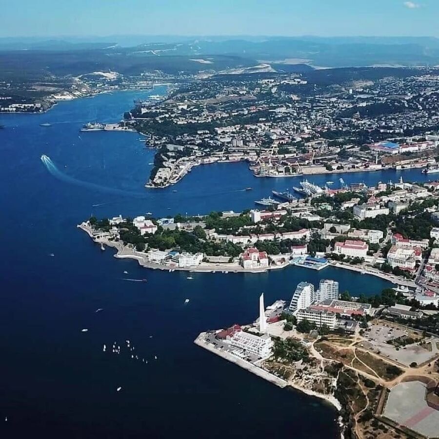 Севастополь -- город русских моряков.