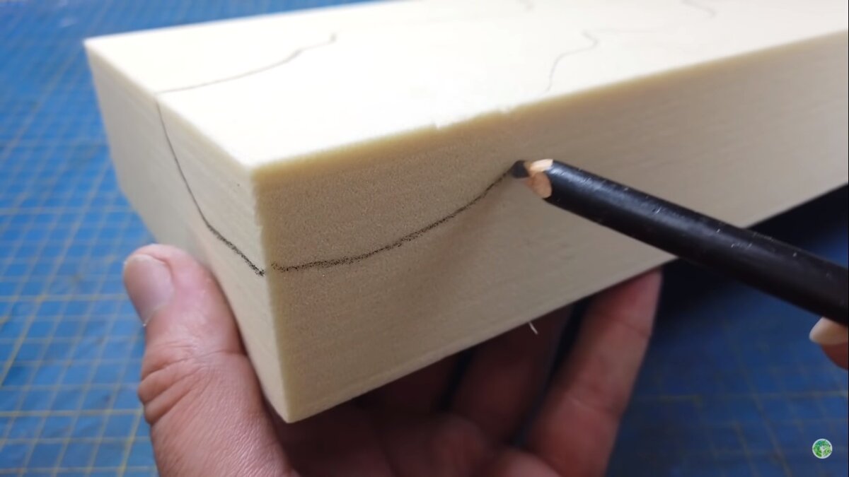 Не забываем про вертикальную часть русла. Конечно, можно и без этого. Но, как показывает опыт, такие вот диорамы - с поперечным разрезом - собирают большее количество зрителей