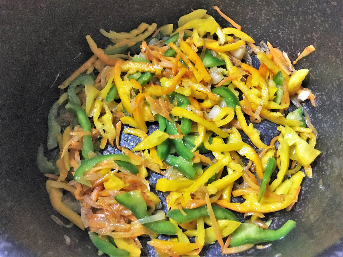 в этой заправке к макаронам овощи-вок: перец желтый и зеленый, морковь