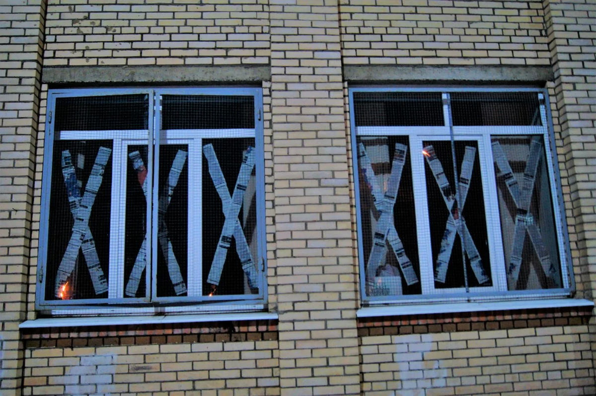 кресты на окнах. окна крест накрест в войну. заклеивание окон. окно заклеенное крест накрест. окна заклеены крестом.