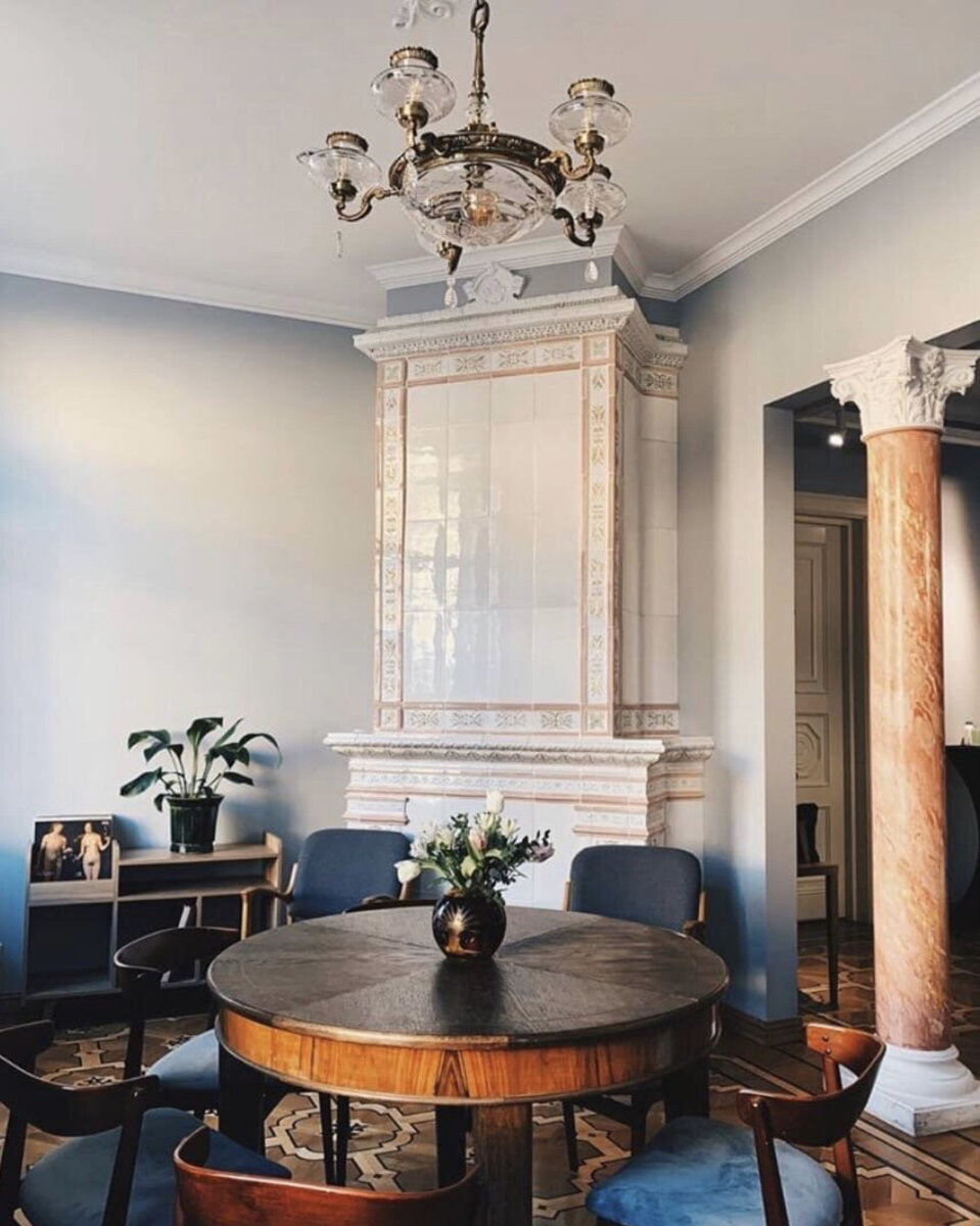 Уютный уголок спокойствия и тишины на Большой Ордынке. Согреться чаем и прочитать книгу - идеально! 
