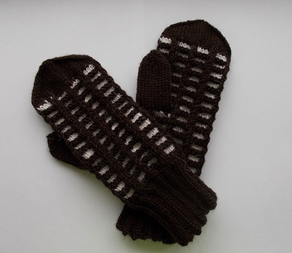 Варежки с двухцветным «вафельным» узором