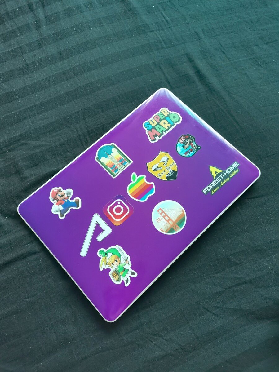 Мой MacBook всегда был в плёнке, поэтому отлично сохранился