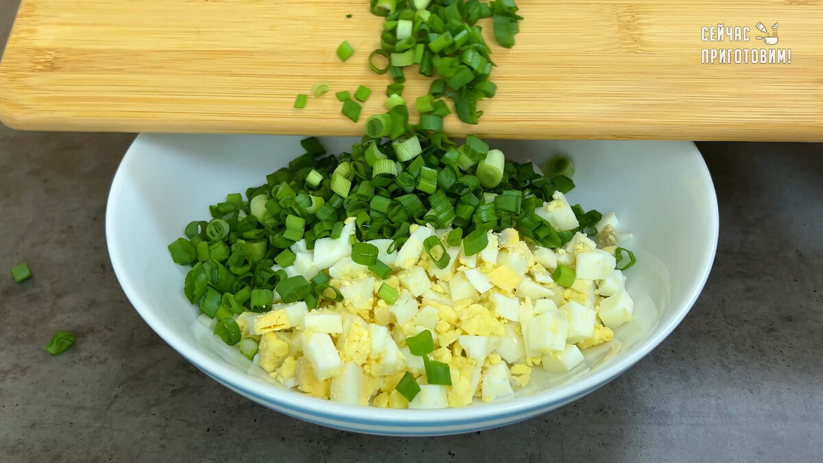 Заливной пирог с луком и яйцами