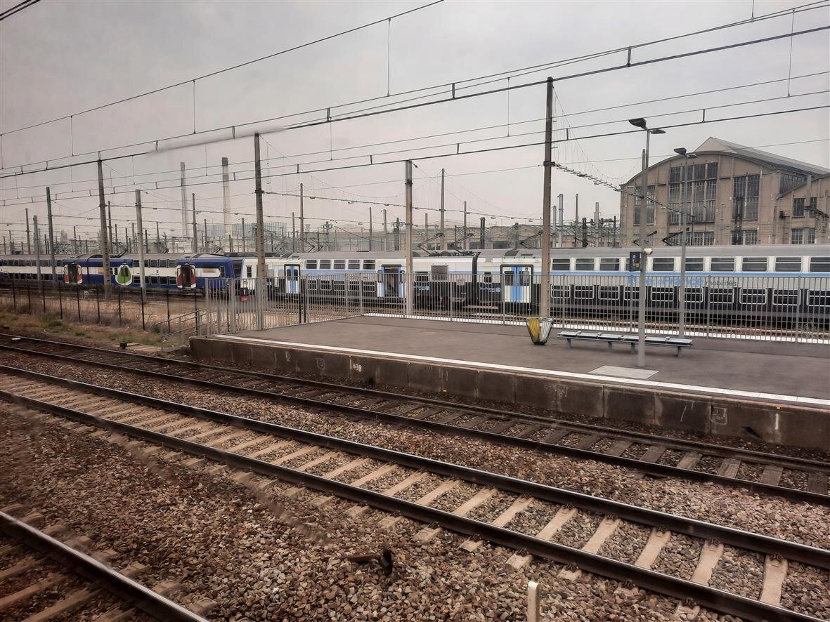 Пассажирское депо. Поезда на отдыхе. Фото автора