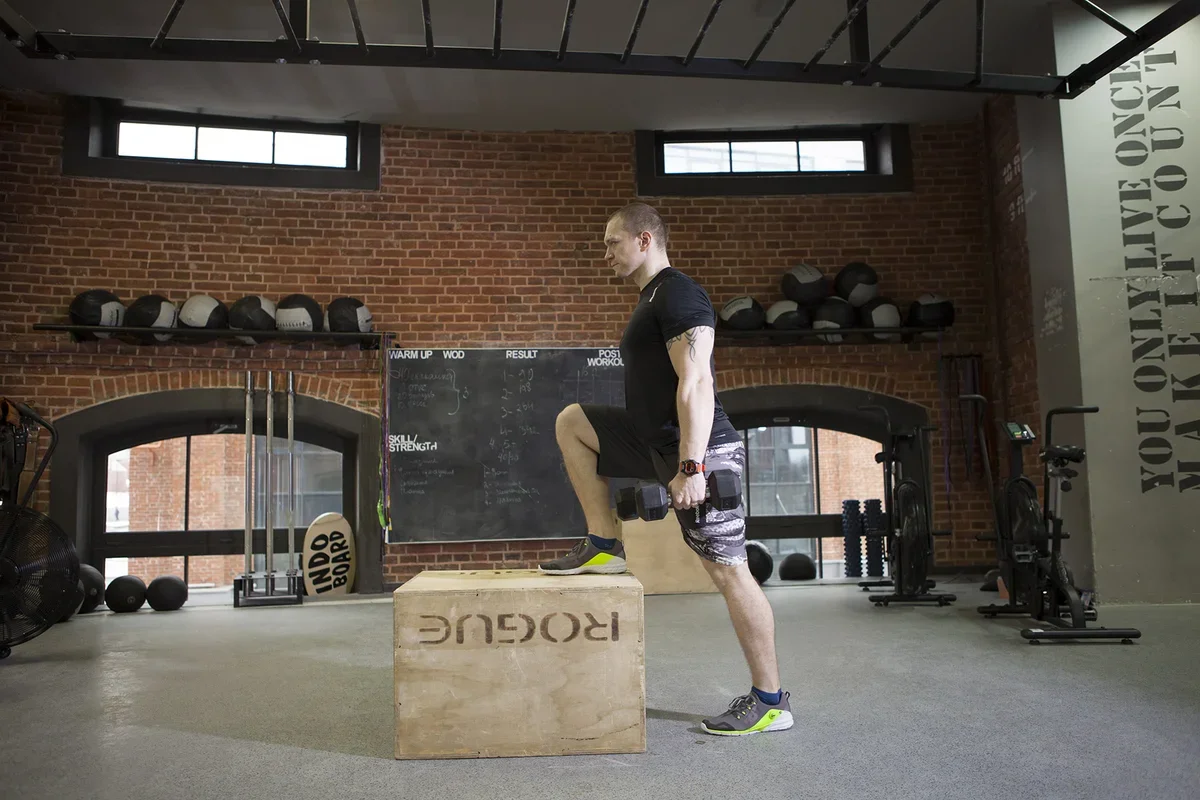 Шаги тренировка видео. Тумба для кроссфита. Ящик для кроссфита. Кроссфит на ноги. Зашагивания на тумбу.