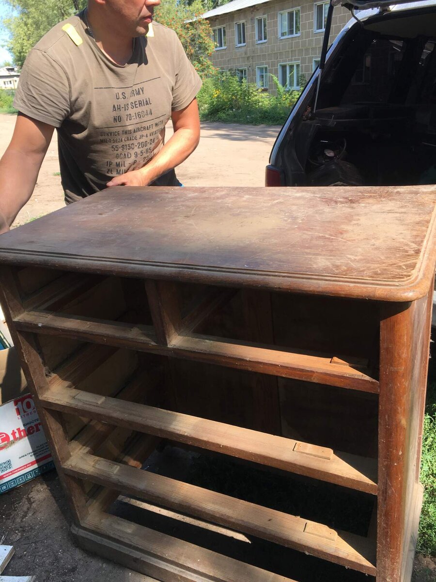 Нашли старый дубовый комод в одном интересном месте)