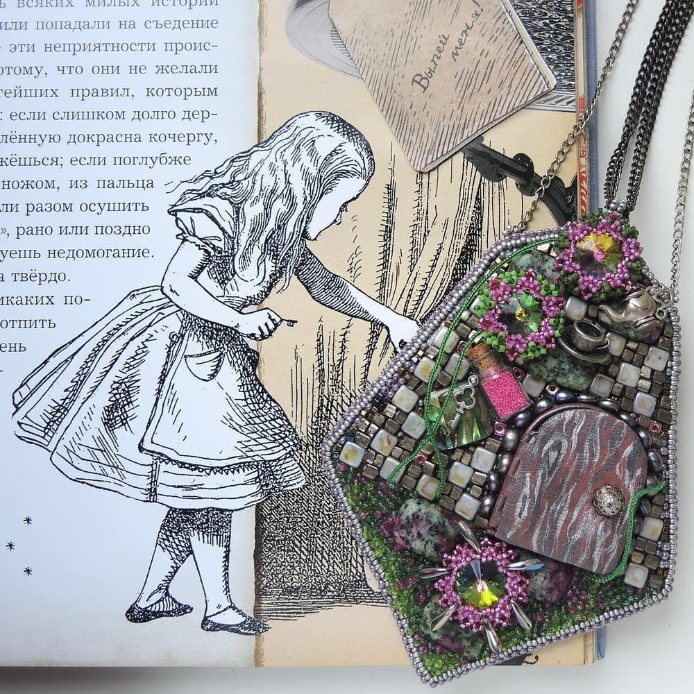 Моя работа: кулон с открывающейся дверцей. Что за ней? Листайте карусель!  