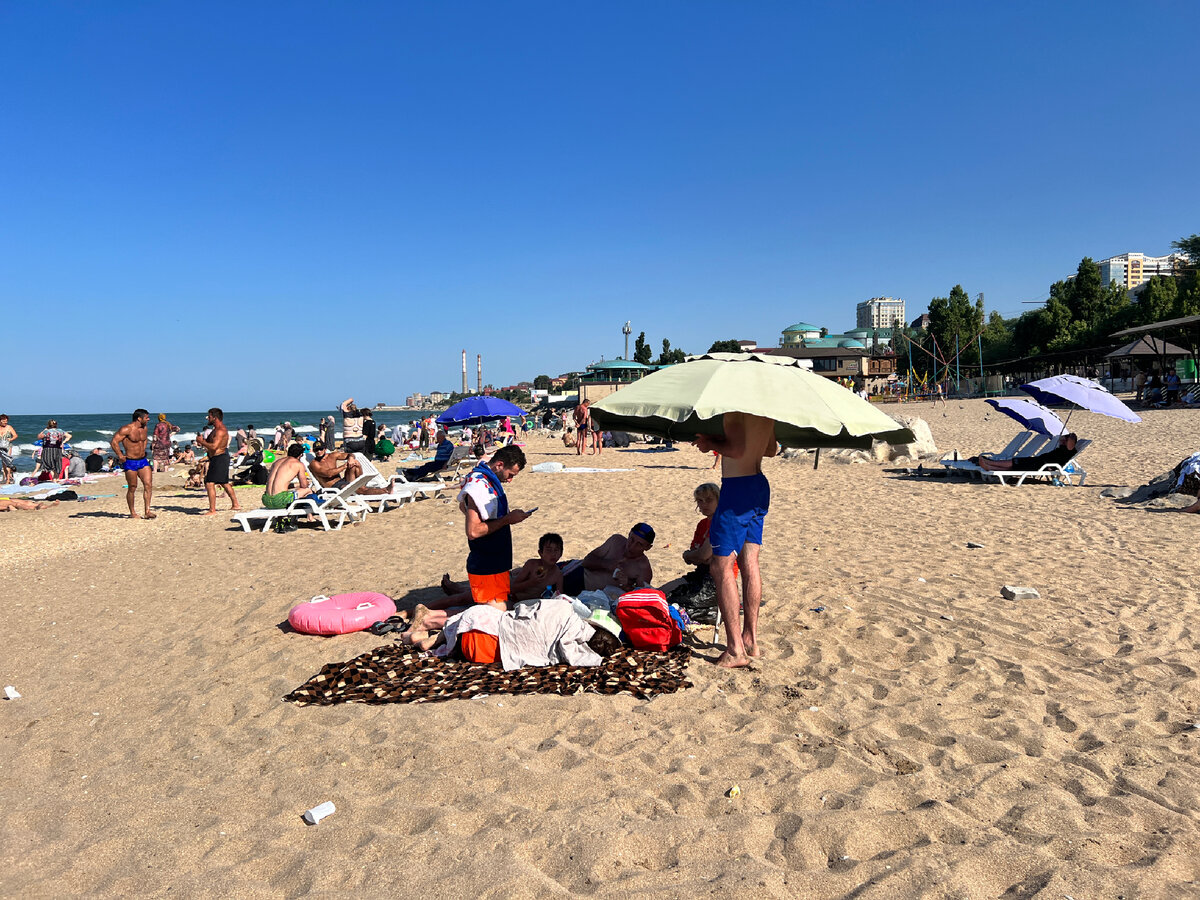 Красивая женщина в раздевалке на пляже в розовом купальнике