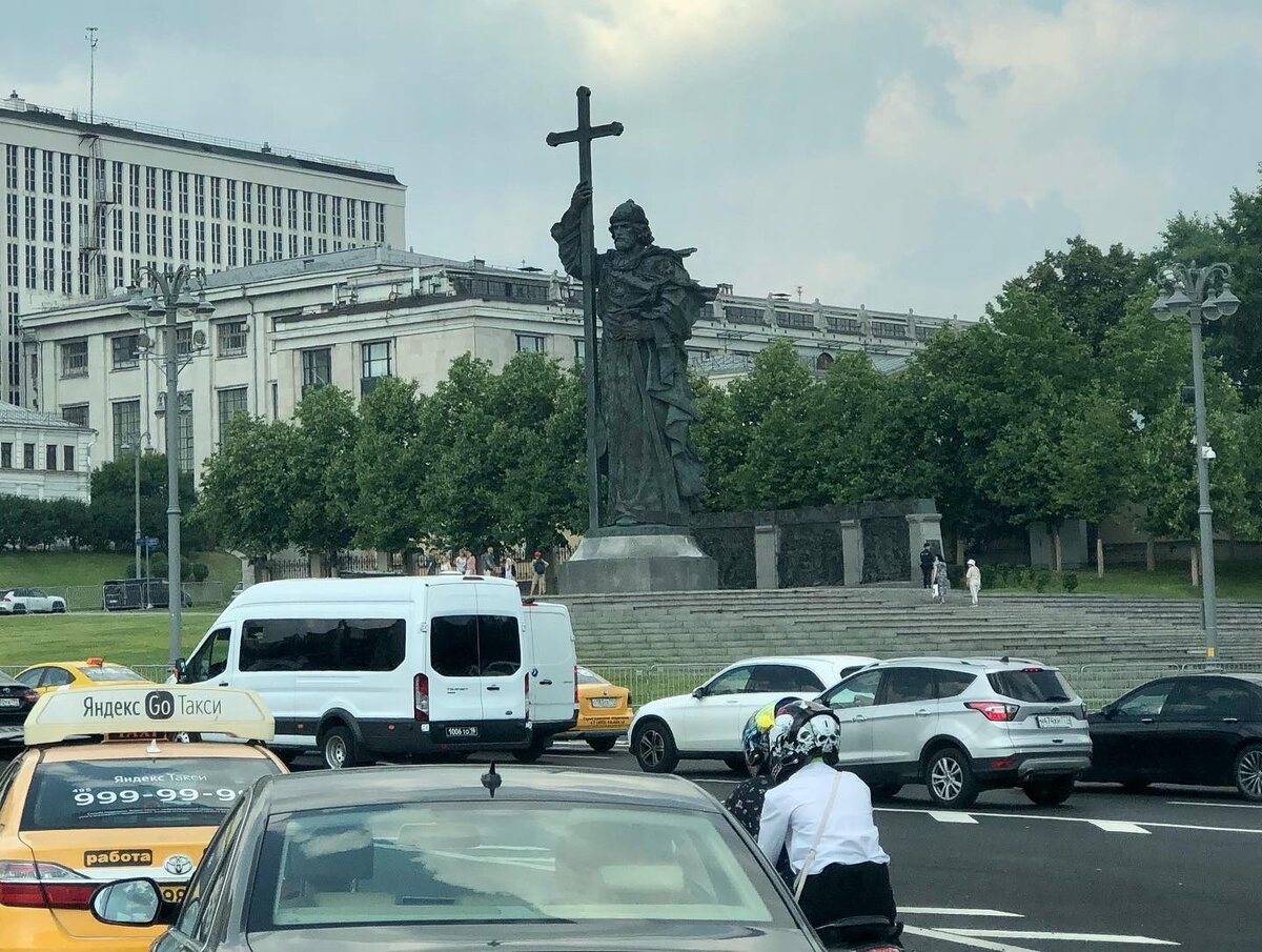 Памятник владимиру 1 в москве