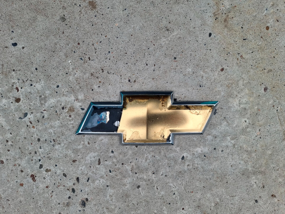 Вот так он у меня выглядит, разводы на золоте это следы от воды и отслоения