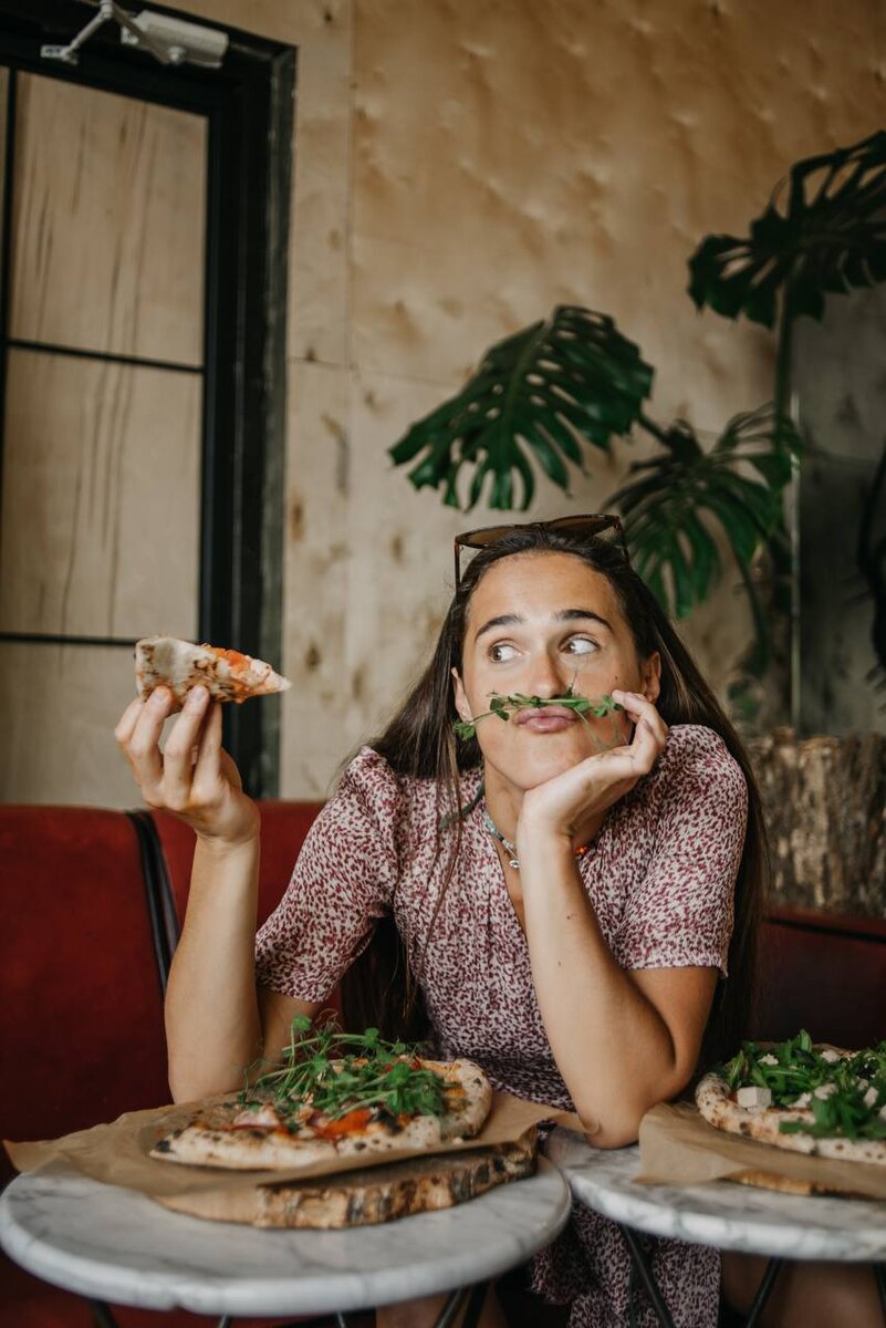 Это называется «синдром самозванца». Он часто появляется в начале пути и многих останавливает. Люди бросают дело, которое их вдохновляет, но вместо облегчения в жизни почему-то становится меньше радости.