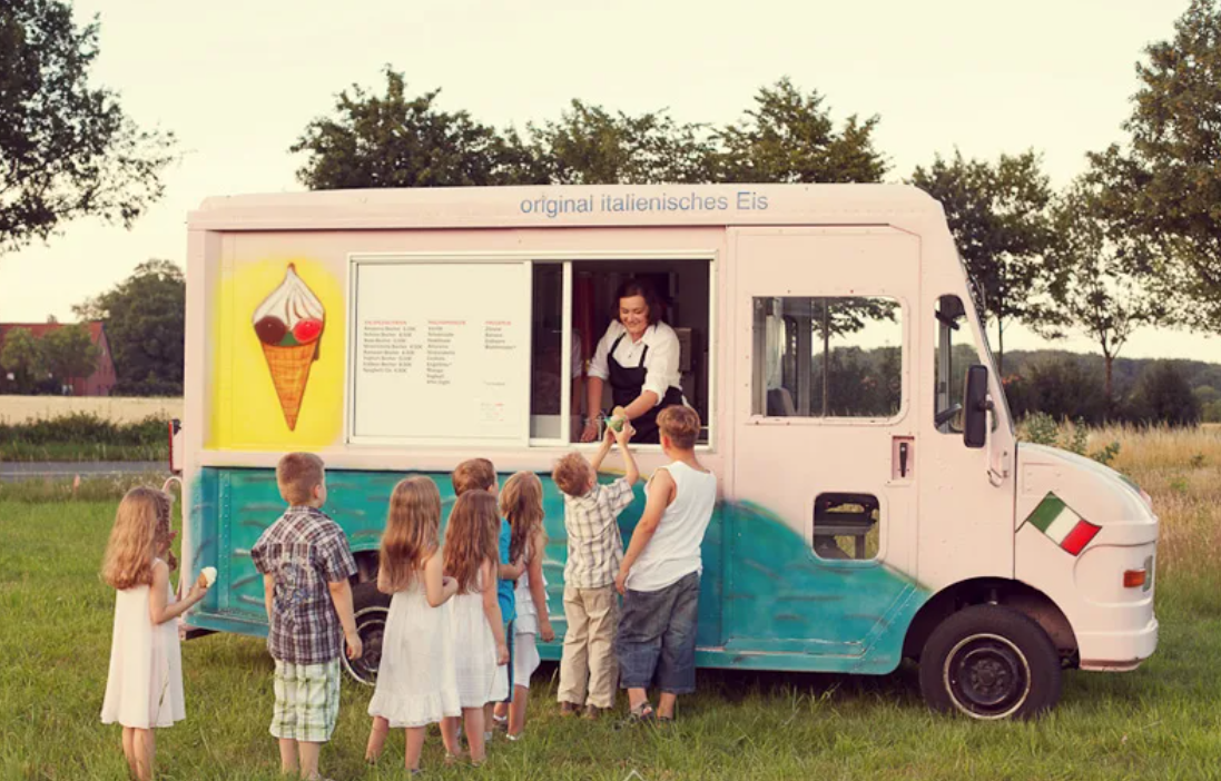 Мороженщик люди. Мороженщик 6. Фургон с мороженым. Фургон с мороженым с детьми.